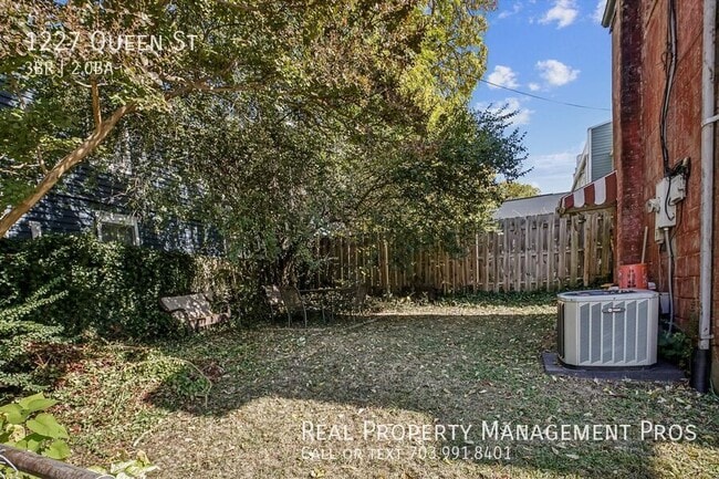 Building Photo - 1227 Queen St