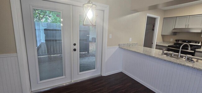 Building Photo - 4050 SE 22nd Ave