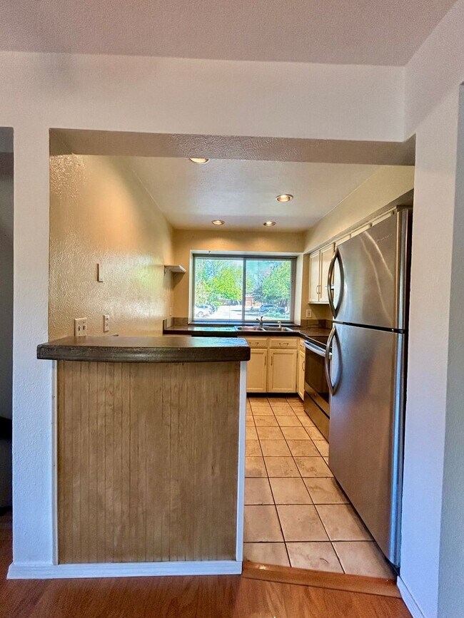 Building Photo - Beautiful & Bright Corner Condo in North Boulder