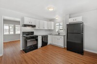 Building Photo - SCORE $100 OFF the 1st MONTH RENT! 3 Bedro...