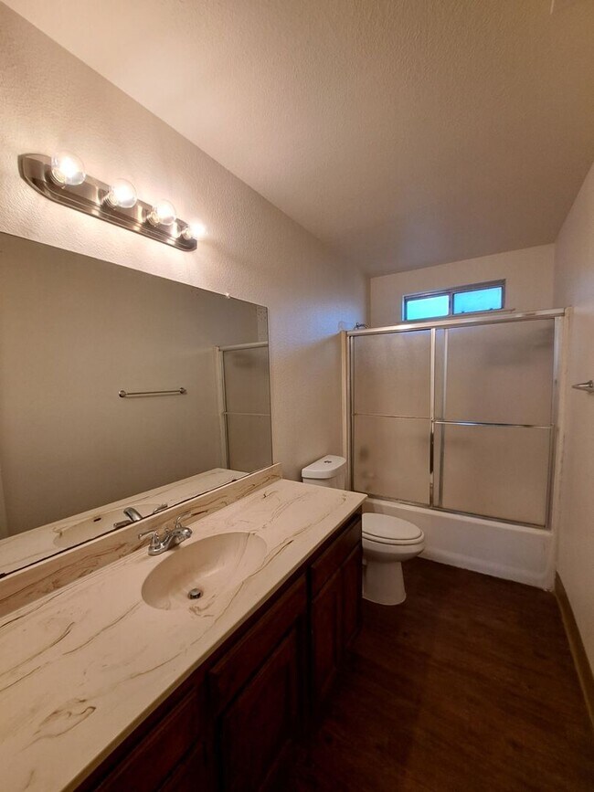 Building Photo - Central Unified District 3-bedroom 2-bathr...