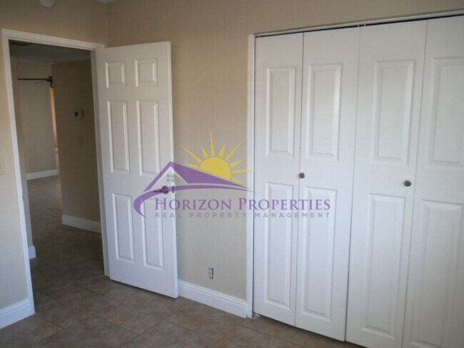 Building Photo - 5566-5568 Hillsdale Blvd