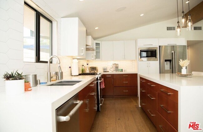 Building Photo - 6329 Jumilla Ave