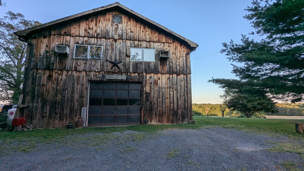 Apartment above the garage - 540 Hoagerburgh Rd