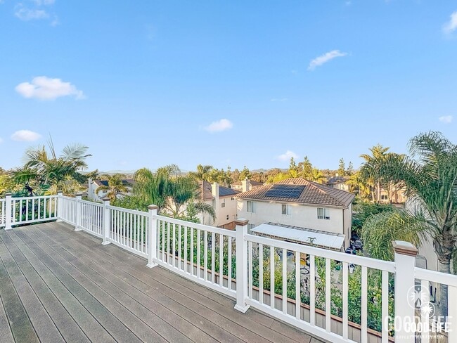 Building Photo - Great 4B/3BA House in Oceanside w/ a Large Loft!