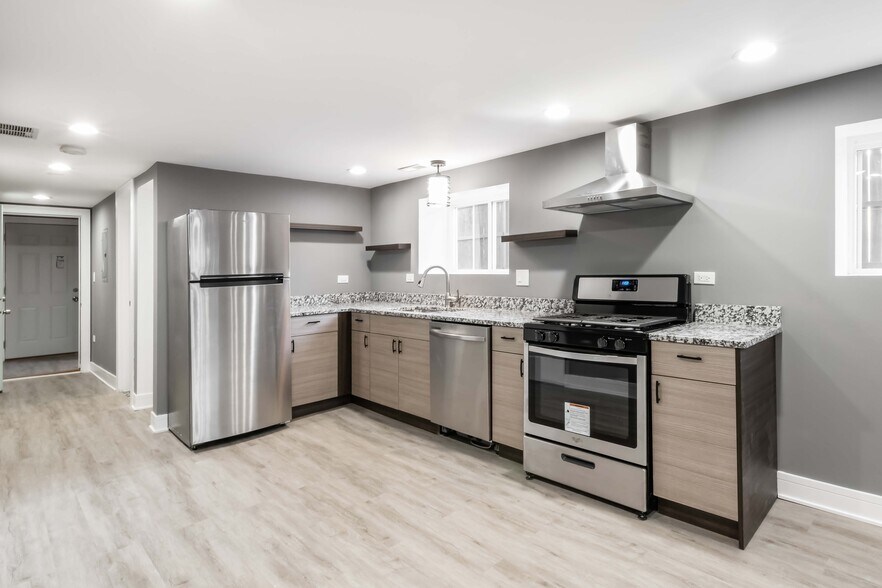Kitchen - 634 N Hamlin Ave