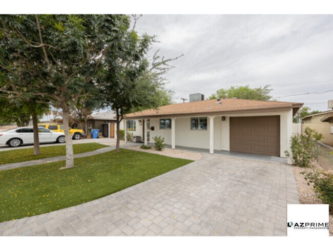Primary Photo - Lovely 3/2 Phoenix House with Backyard Oasis!