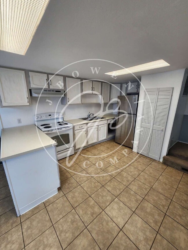 Building Photo - 2 story 2 bed with bonus room! Maumee Scho...