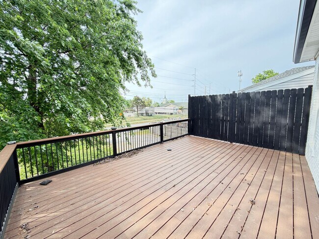 Building Photo - Huge 4 Bed and 2.5 Bath Home!