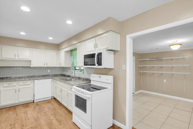 Building Photo - 2222 Bacon Park Dr