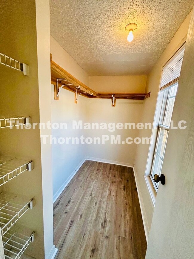 Building Photo - Charming 2 Bedroom Townhouse