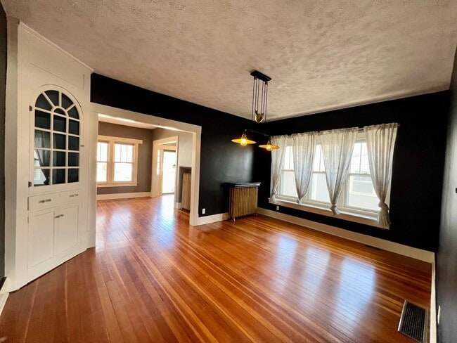 Building Photo - Huge Home Full of Character in the heart of MHK