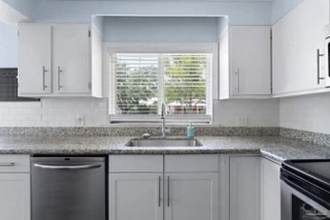Building Photo - Discover the Allure of this Charming, Downtown 3 bedroom/2 Bath!