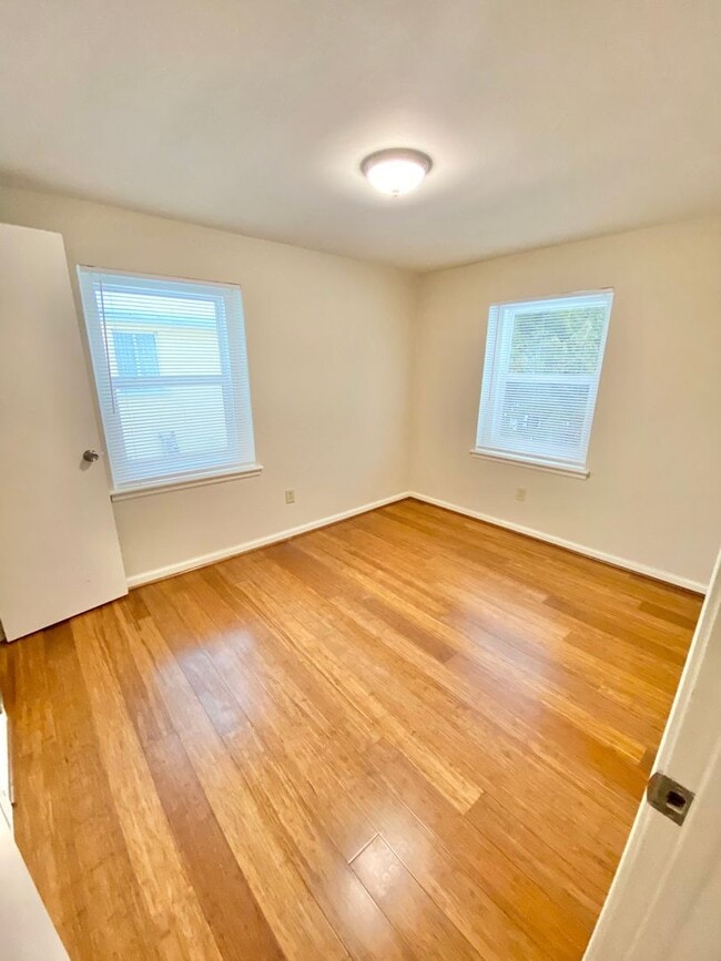Building Photo - Newly Renovated 2 Bedroom Home in South Burlington