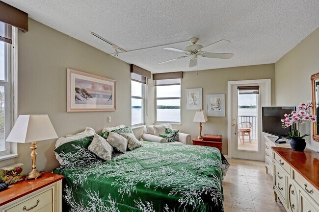 Building Photo - 1820 New Palm Way