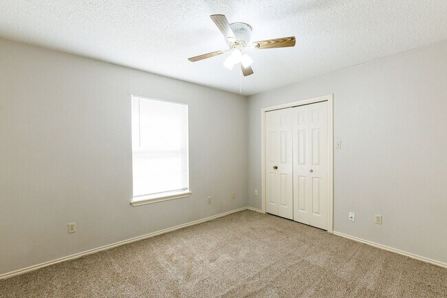 Building Photo - 2 Bedroom Duplex with MOVE IN SPECIAL
