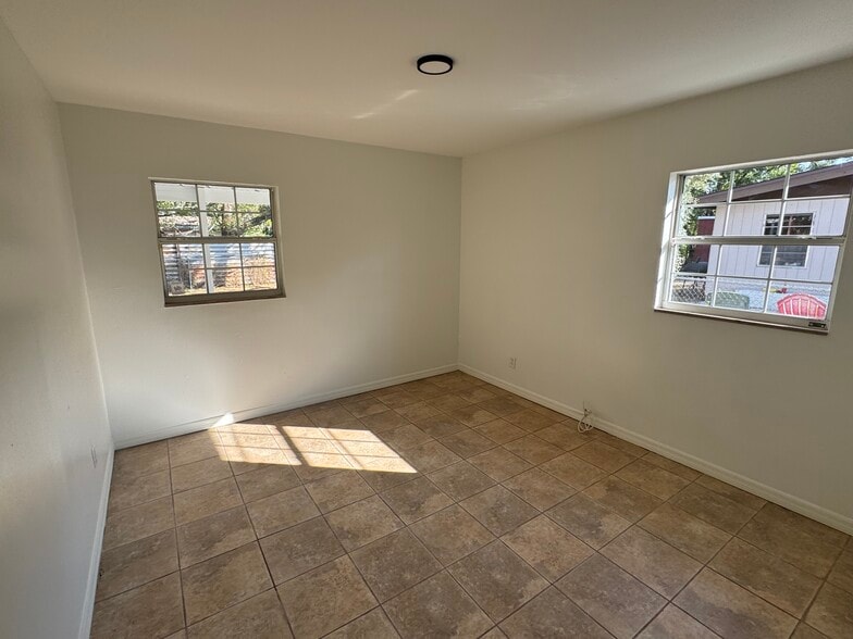 Building Photo - 10935 N 14th St