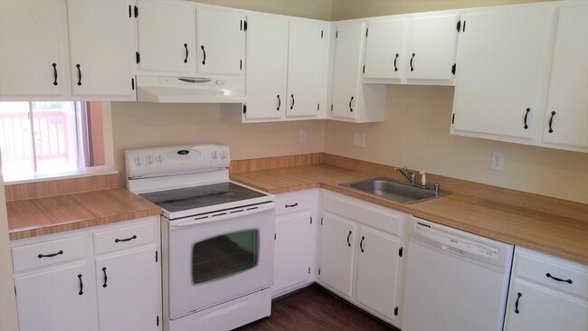 Building Photo - End Unit townhouse in established Frederick neighborhood ready for you!