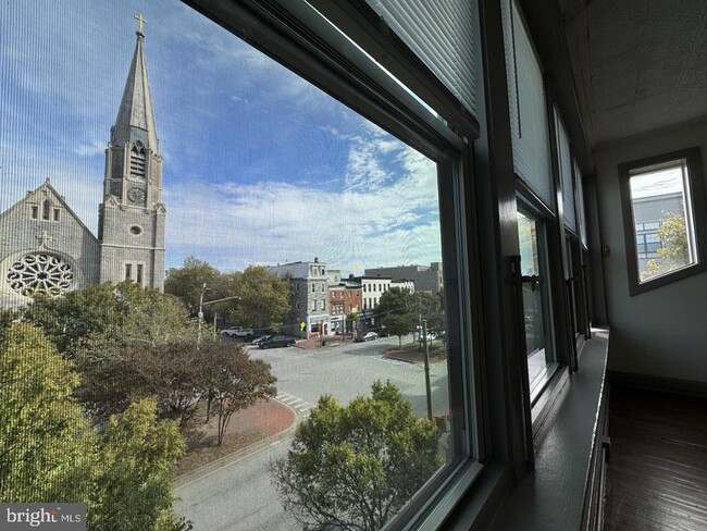 Building Photo - 328 S Broadway