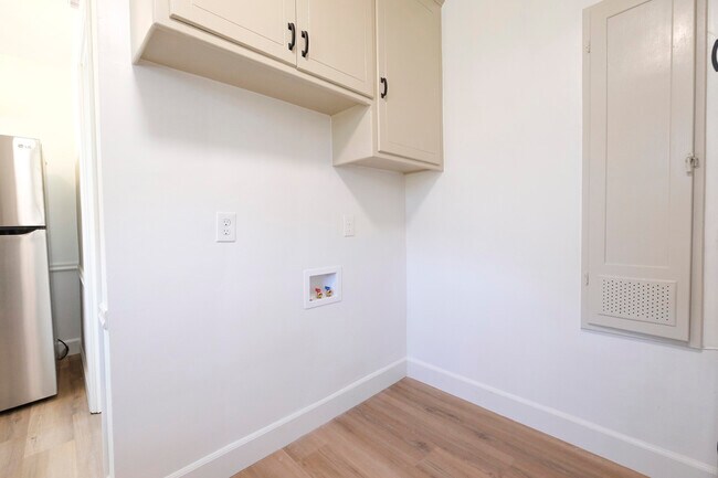 Building Photo - 1214 Huntington Dr