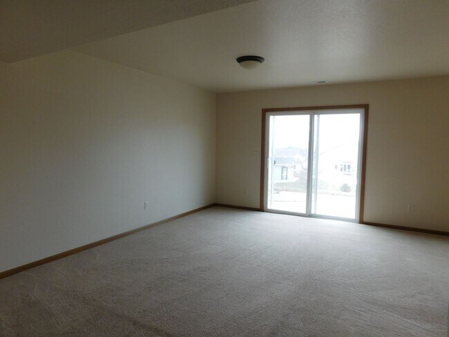 Building Photo - Charming 3 Bed, 2 Bath Townhome with Singl...