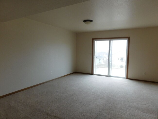 Building Photo - Charming 3 Bed, 2 Bath Townhome with Single-Car Garage