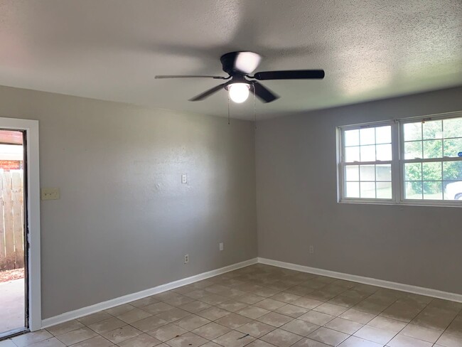 Building Photo - 8018 Gus St