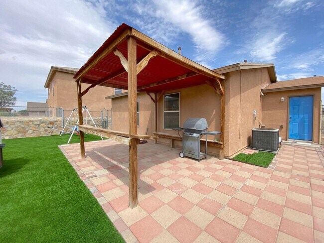 Building Photo - Northeast El Paso(Mesquite Hills 3bed with Refrig A/C and Solar Panels!