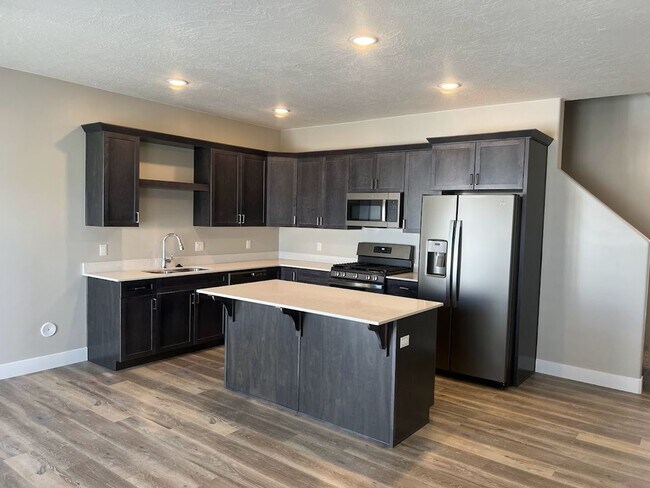 Building Photo - Cedar Reserves Town Home!