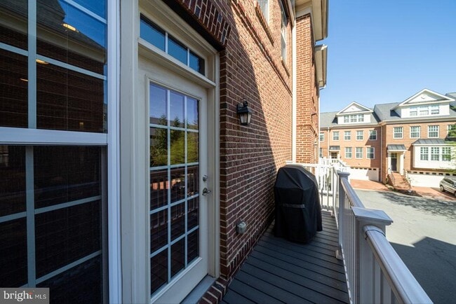 Building Photo - 3911 Chain Bridge Rd