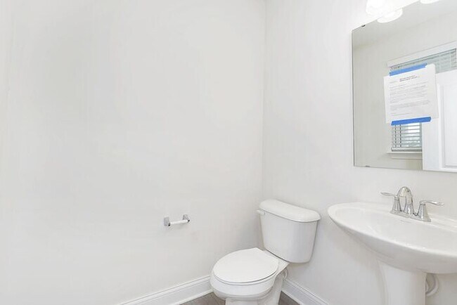 Building Photo - Beautiful Three Bedroom in Carmel!