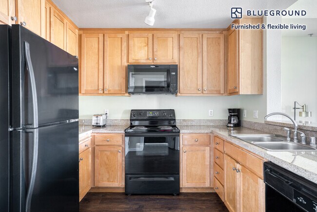 Building Photo - 853 Commodore Dr