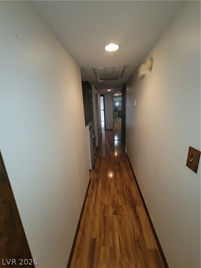Building Photo - 600 Woodmount Dr