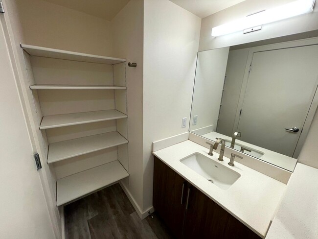 Building Photo - Cozy, Studio , 1 Bath Unit (Available Imme...