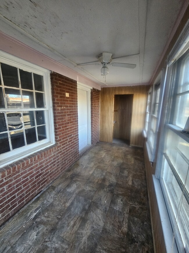 Building Photo - 307 Best St