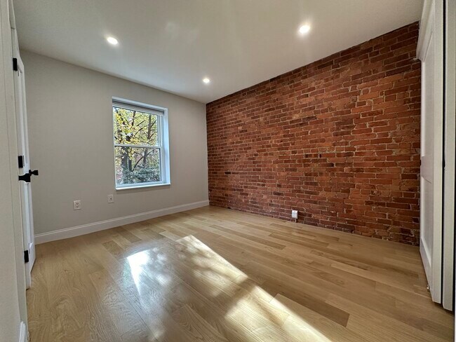 Building Photo - 111 Gainsborough St