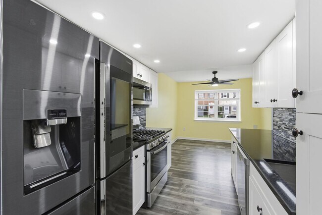 Building Photo - Lovely 3 BR/1.5 BA Townhome in Glen Burnie!