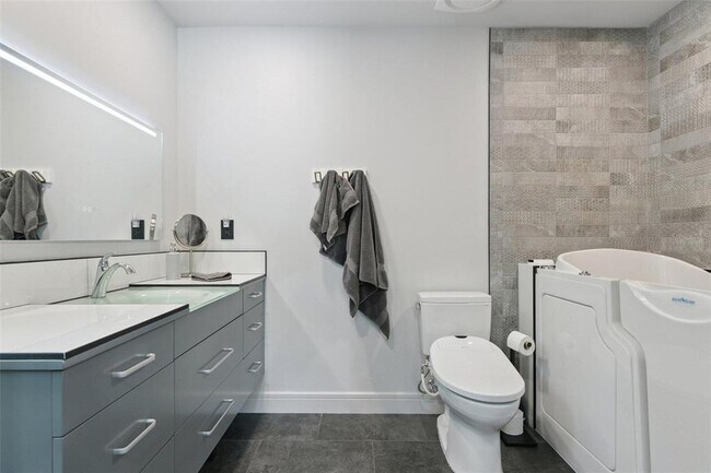 Building Photo - 1851 Royal Oak Pl E