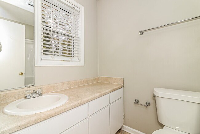 Building Photo - 770 Dover St