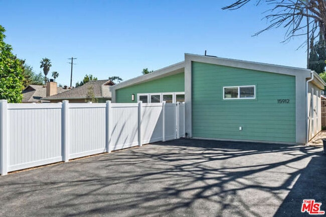 Building Photo - 15912 Vose St