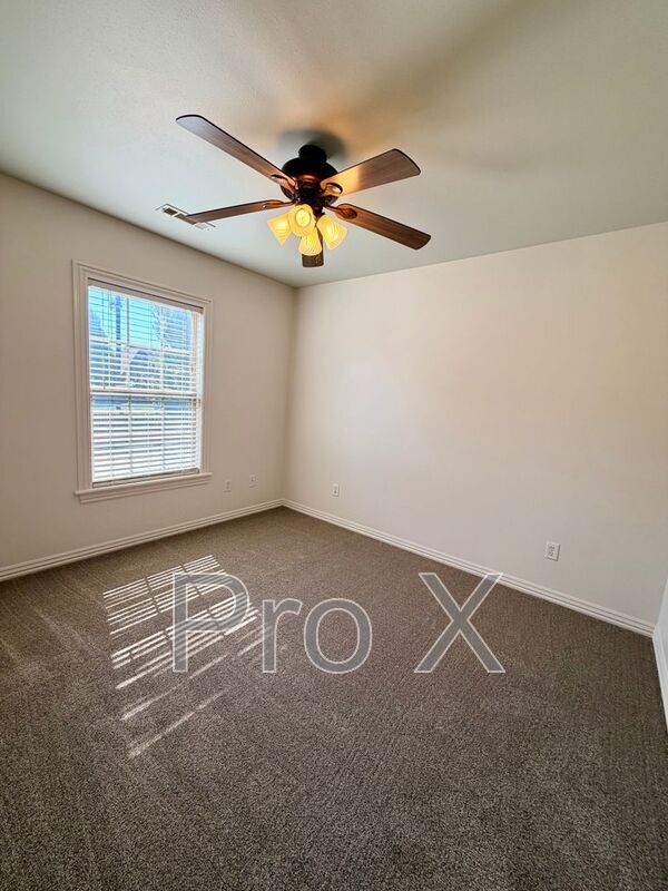 Building Photo - 1500 NE Dysart Woods Ln