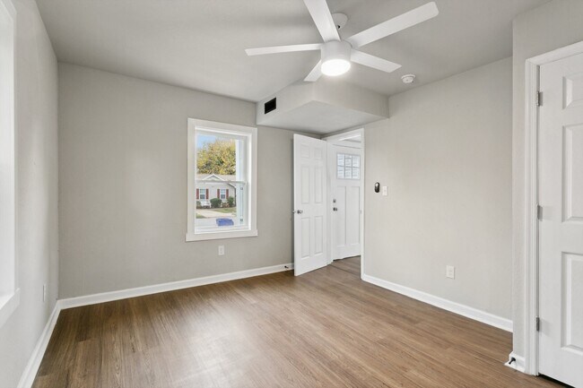 Building Photo - 924 Ivy Ave