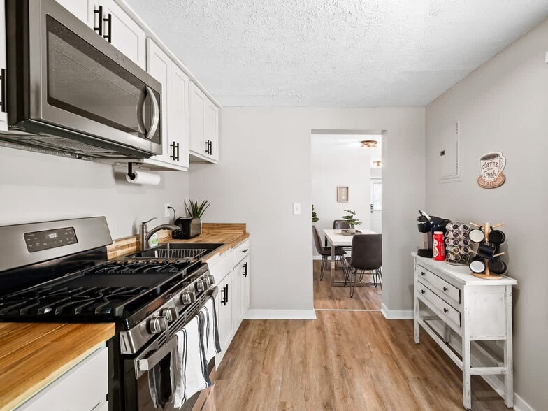 Building Photo - 7525 Lake Rd E