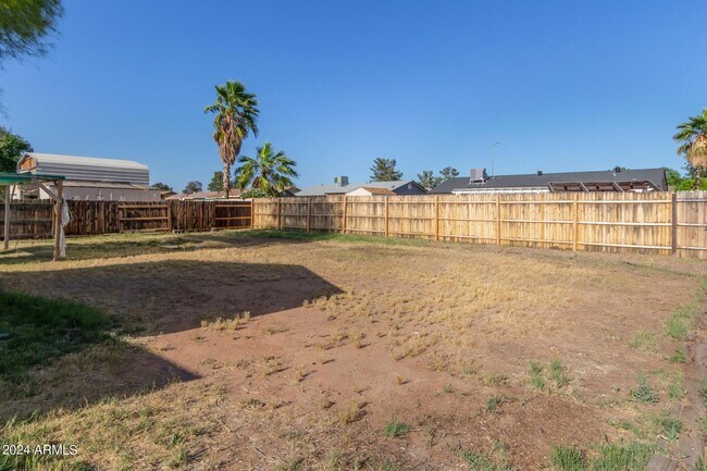 Building Photo - 1747 S Windsor