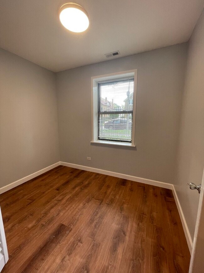 Building Photo - 7331 N Honore St