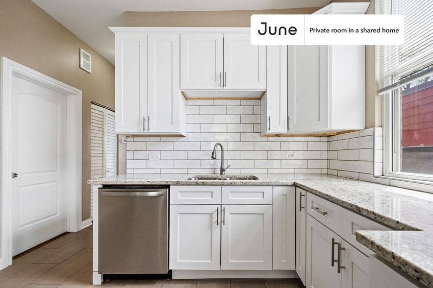 Building Photo - Private bedroom in 3 bed/1 bath Home