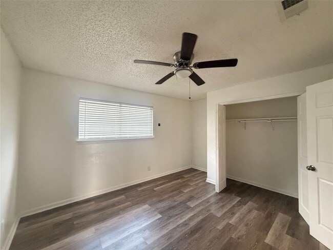 Building Photo - 2607 Ektom Dr