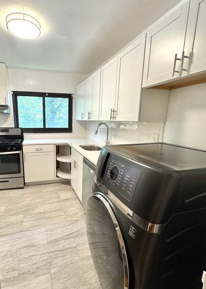 160 B10 kitchen - Rye Village Apartments