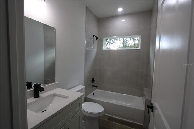 Building Photo - 9118 N Cortlandt Dr