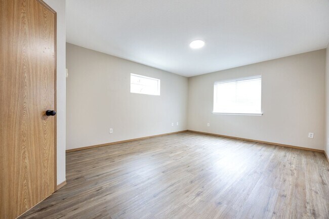 Building Photo - 4Bed/2.5 Bath available in SE Portland